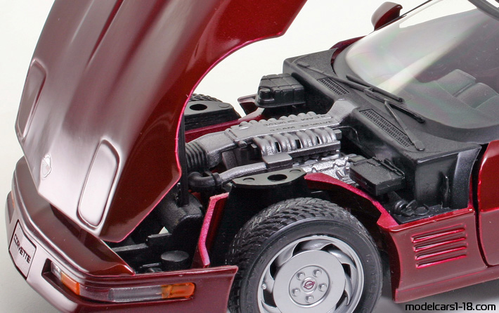 1992 - Chevrolet Corvette ZR-1 C4 Maisto 1/18 (Rot) Motor