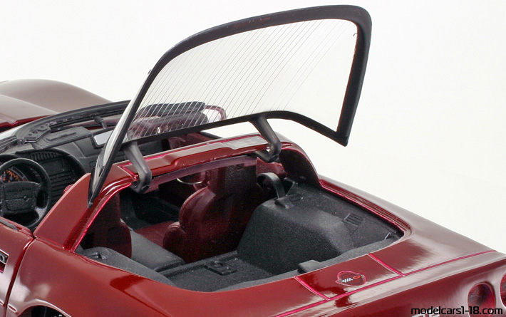 1992 - Chevrolet Corvette ZR-1 C4 Maisto 1/18 (Rot) Kofferraum / Klappbare Scheinwerfer