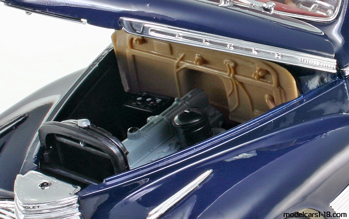 1941 - Chevrolet Deluxe Welly 1/18 (Blau) Motor