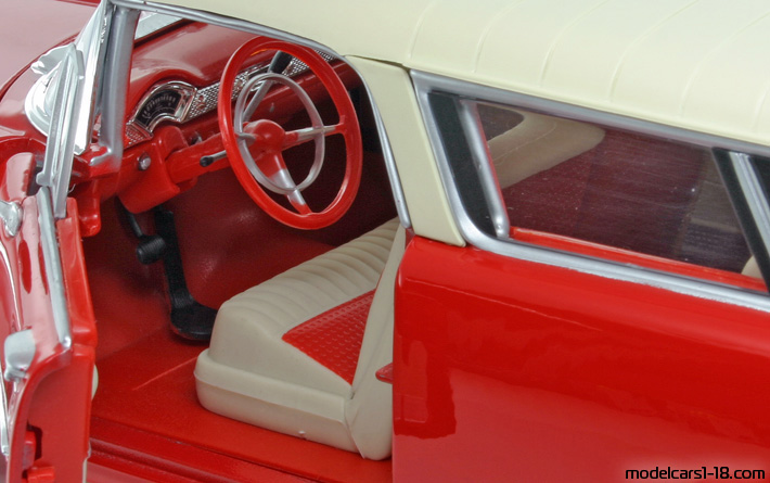 1955 - Chevrolet Nomad Maisto 1/18 (Rot / Weiß) Innenraum Armaturenbrett