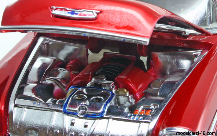 1955 - Chevrolet Nomad Maisto 1/18 (Rot / Weiß) Motor