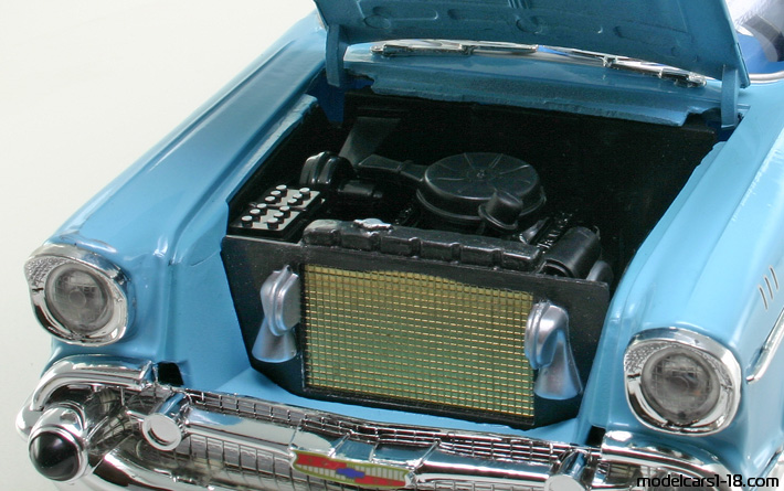 1957 - Chevrolet Nomad Road Signature 1/18 (Blau / Weiß) Motor