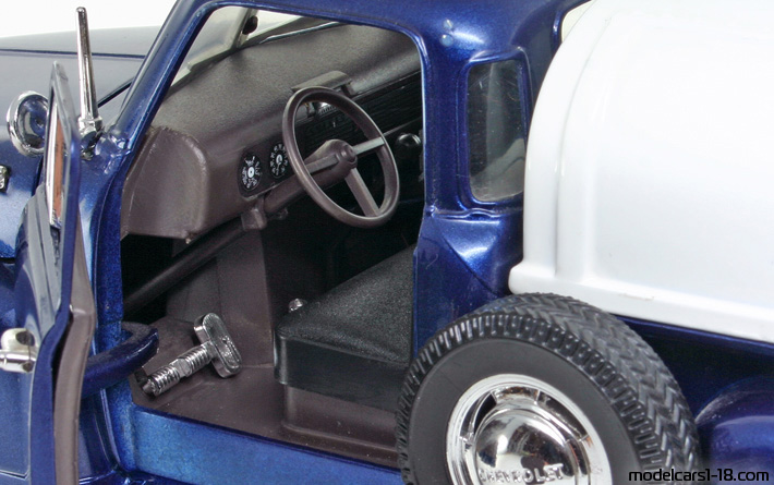 1953 - Chevrolet Pick Up Mira 1/18 (Blau / Weiß) Innenraum Armaturenbrett