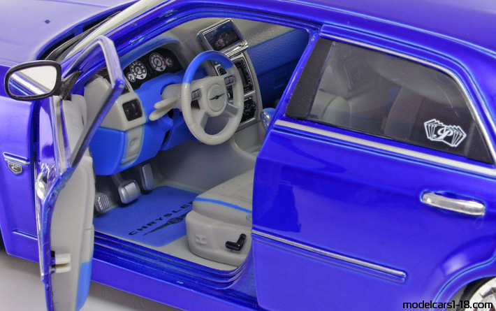2005 - Chrysler 300C Hemi Maisto 1/18 (Blau) Innenraum Armaturenbrett