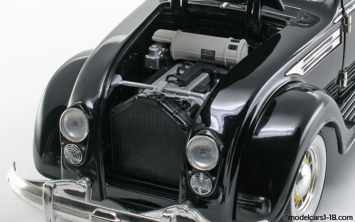 1934 - Chrysler Airflow Signature Models 1/18 (Schwarz) Motor