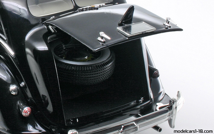 1934 - Chrysler Airflow Signature Models 1/18 (Schwarz) Kofferraum / Klappbare Scheinwerfer