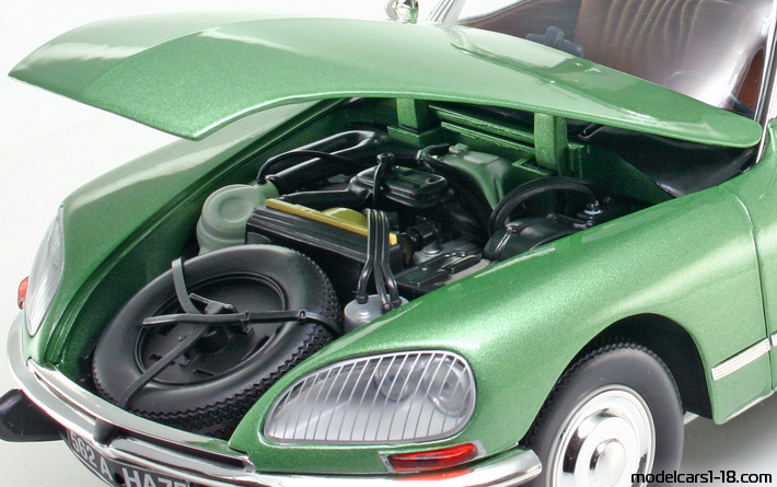1972 - Citroen DS 23 Norev 1/18 (Grün) Motor