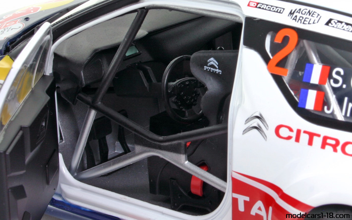 2011 - Citroen DS3 WRC Norev 1/18 (Blau / Weiß) Innenraum Armaturenbrett
