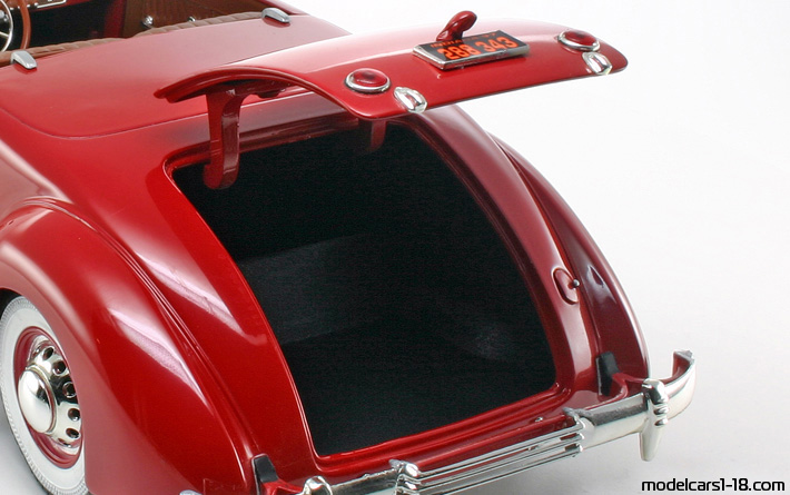 1937 - Cord 812 ERTL 1/18 (Rot) Kofferraum / Klappbare Scheinwerfer
