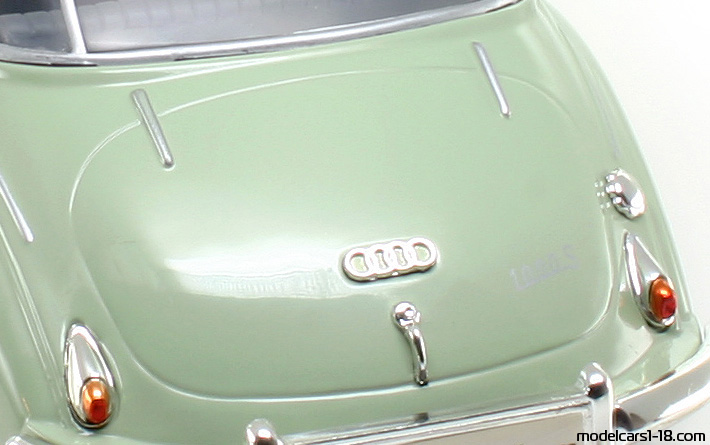 1958 - DKW 1000 S Revell 1/18 (Weiß / Grün) Kofferraum / Klappbare Scheinwerfer