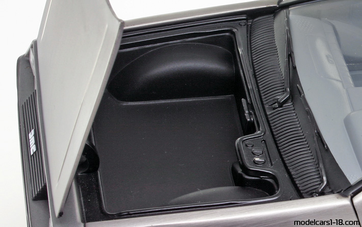 1981 - DeLorean DMC-12 Sun Star 1/18 (Grau) Kofferraum / Klappbare Scheinwerfer