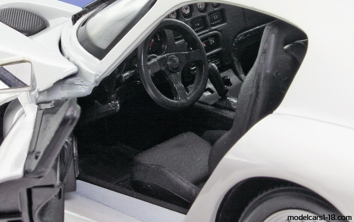 1996 - Dodge Viper GTS-R Maisto 1/18 (Weiß / Blau) Innenraum Armaturenbrett
