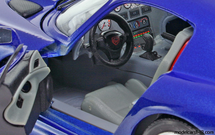 1996 - Dodge Viper GTS Bburago 1/18 (Blau / Weiß) Innenraum Armaturenbrett