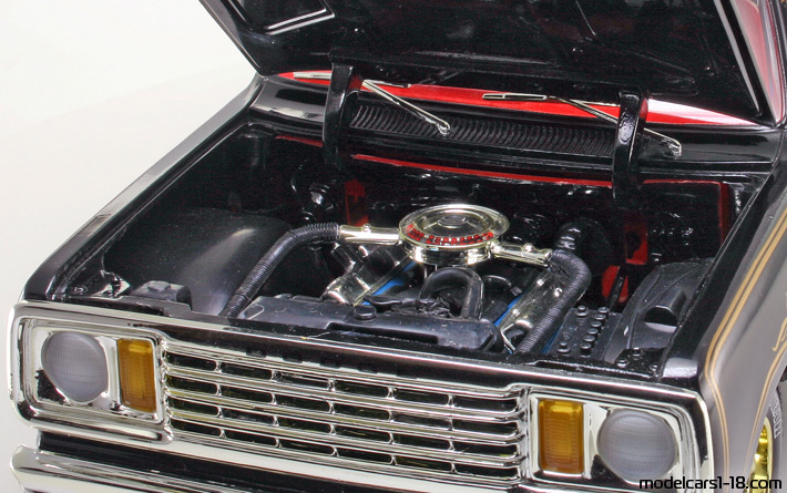 1978 - Dodge Warlock ERTL 1/18 (Schwarz) Motor