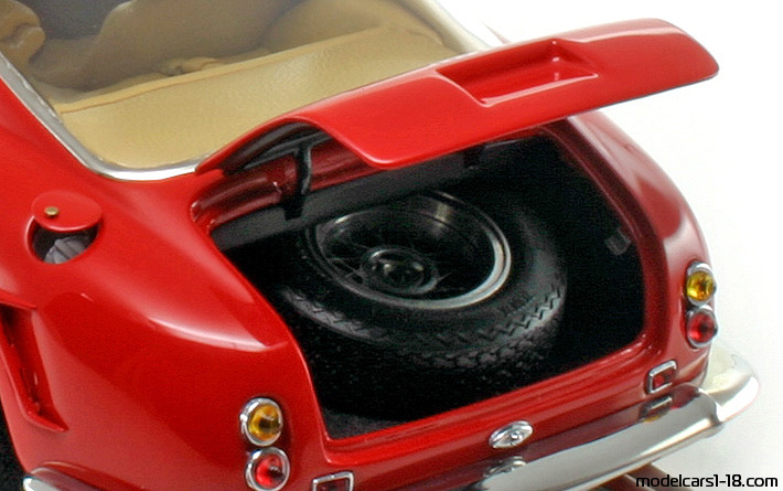 1961 - Ferrari 250 GT Berlinetta SWB CMC 1/18 (Rot) Kofferraum / Klappbare Scheinwerfer