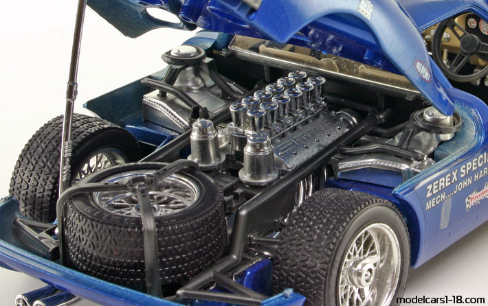 1965 - Ferrari 250 LM Bburago 1/18 (Blau / Weiß) Motor