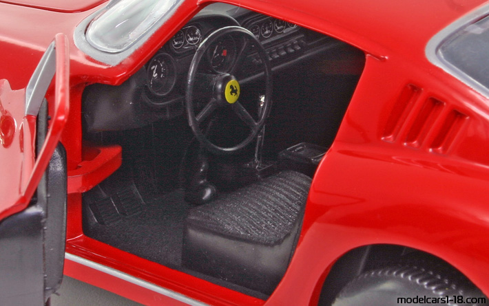 1966 - Ferrari 275 GTB/4 ERTL 1/18 (Rot) Innenraum Armaturenbrett