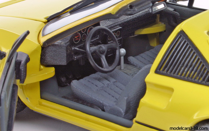 1985 - Ferrari 328 GTS Anson 1/18 (Gelb) Innenraum Armaturenbrett