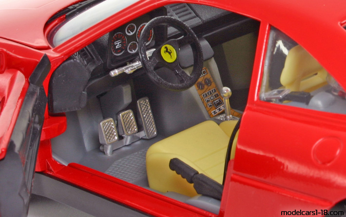 1989 - Ferrari 348 TB Mira 1/18 (Rot) Innenraum Armaturenbrett
