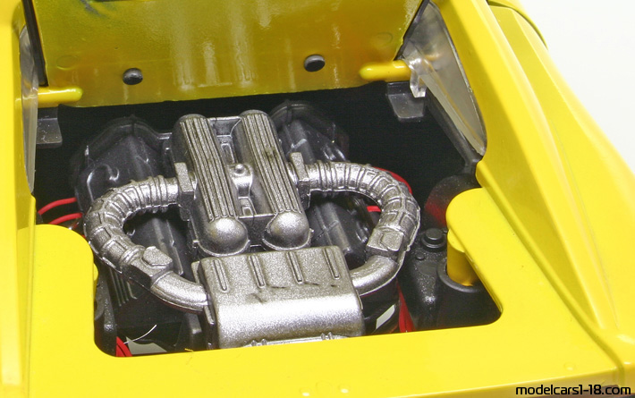 1989 - Ferrari 348 TS Maisto 1/18 (Gelb) Motor