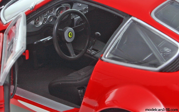1977 - Ferrari 365 GTB/4 Daytona Competizione Kyosho 1/18 (Rot / Weiß) Innenraum Armaturenbrett