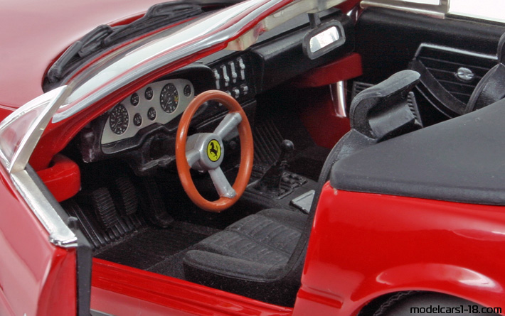 1968 - Ferrari 365 GTS/4 Daytona Hot Wheels 1/18 (Rot) Innenraum Armaturenbrett