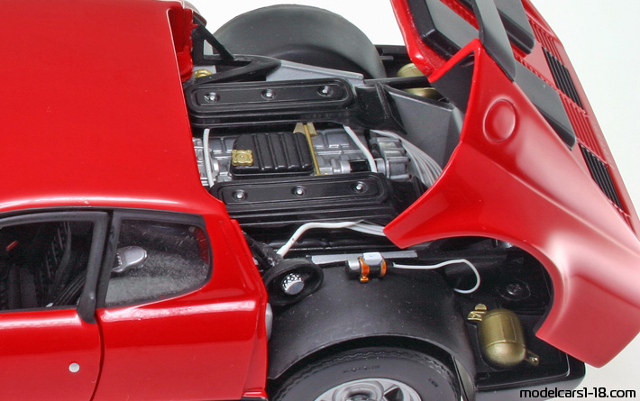 1981 - Ferrari 512 BB Kyosho 1/18 (Rot / Schwarz) Motor