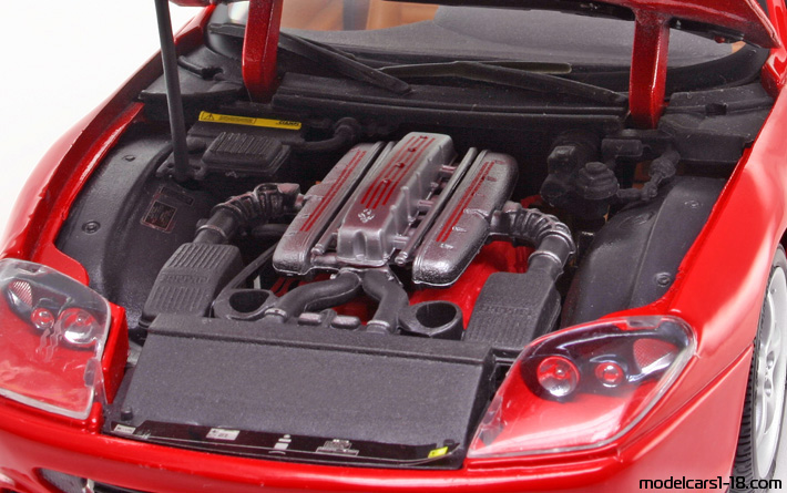 1996 - Ferrari 550 Maranello Maisto 1/18 (Rot) Motor