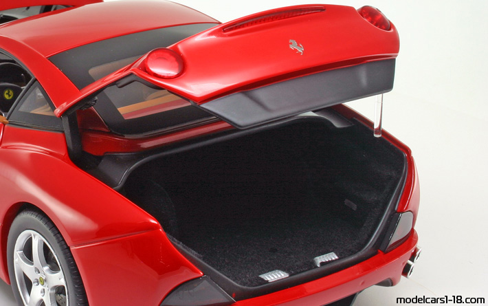 2008 - Ferrari California Elite 1/18 (Rot) Kofferraum / Klappbare Scheinwerfer