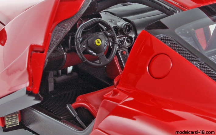 2002 - Ferrari Enzo Ferrari BBR 1/18 (Rot) Innenraum Armaturenbrett