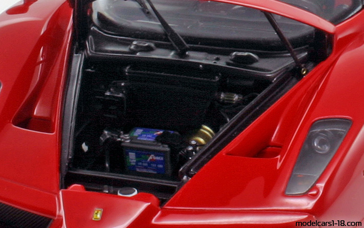 2002 - Ferrari Enzo Ferrari BBR 1/18 (Rot) Kofferraum / Klappbare Scheinwerfer