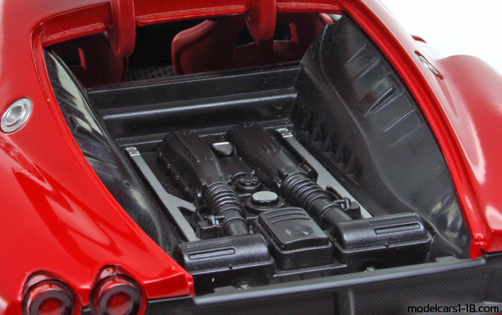 2006 - Ferrari F430 Challenge Hot Wheels 1/18 (Rot / Weiß) Motor