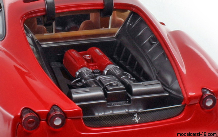 2005 - Ferrari F430 Hot Wheels 1/18 (Rot) Motor