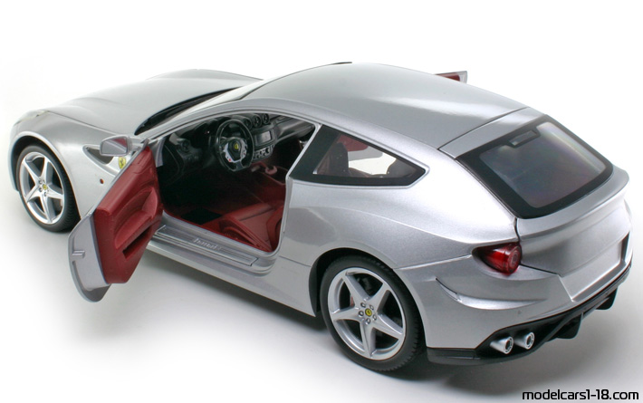 2011 - Ferrari FF Hot Wheels 1/18 (Silber) Zu öffnende Teile
