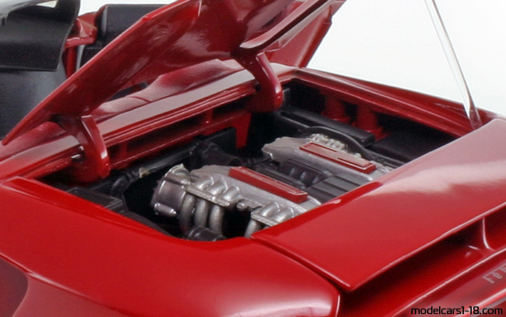 1989 - Ferrari Mythos Concept Revell 1/18 (Rot) Motor