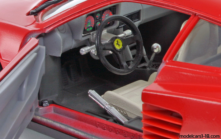 1984 - Ferrari Testarossa Bburago 1/18 (Rot) Innenraum Armaturenbrett