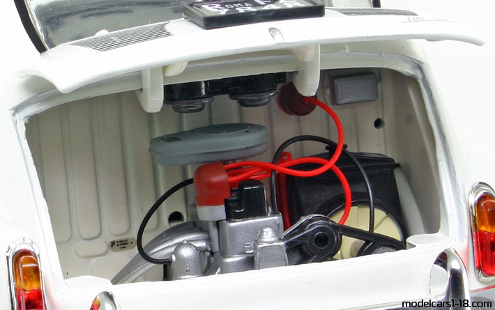 1960 - Fiat 600 D Revell 1/18 (Weiß) Motor