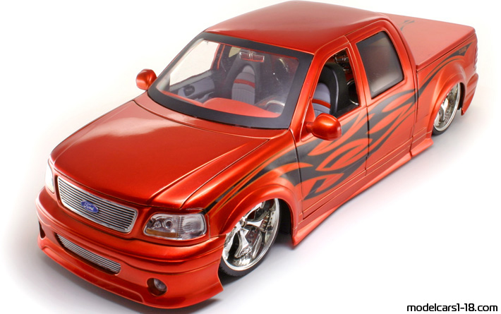 2003 - Ford F-150 Super Crew Jada Toys 1/18 (Rot / Schwarz) Vorne linke Seite