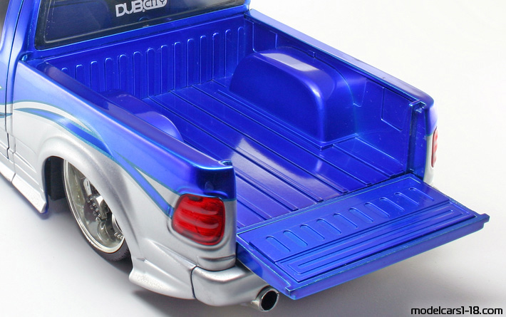 2003 - Ford F-150 Super Crew Jada Toys 1/18 (Blau / Silber) Kofferraum / Klappbare Scheinwerfer