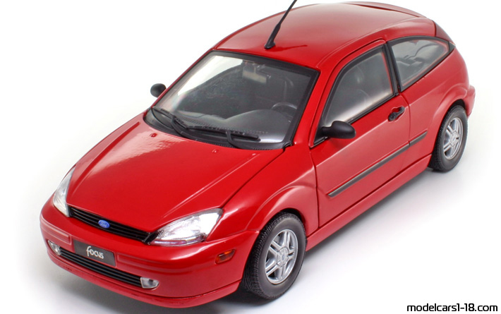 2002 - Ford Focus ZX3 Motor Max 1/18 (Red) Vorne linke Seite