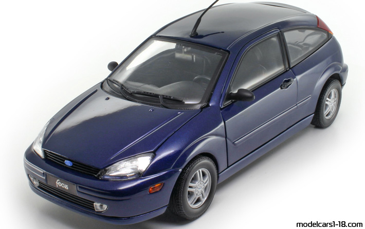 2002 - Ford Focus ZX3 Motor Max 1/18 (Blau) Vorne linke Seite