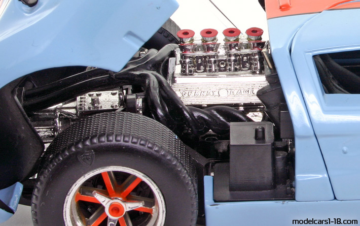 1966 - Ford GT40 Universal Hobbies 1/18 (Blau / Orange) Motor