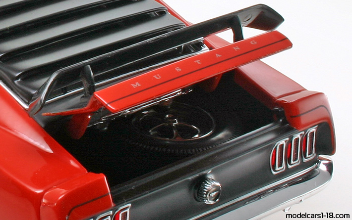 1969 - Ford Mustang Boss 302 Welly 1/18 (Rot / Schwarz) Kofferraum / Klappbare Scheinwerfer