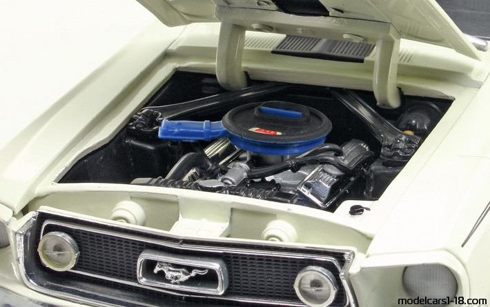 1968 - Ford Mustang GT Cobra Jet ERTL 1/18 (Weiß / Schwarz) Motor