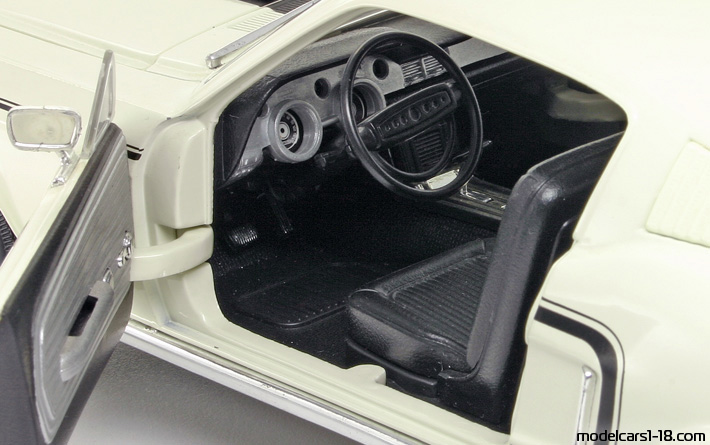1968 - Ford Mustang GT Cobra Jet ERTL 1/18 (Weiß / Schwarz) Innenraum Armaturenbrett
