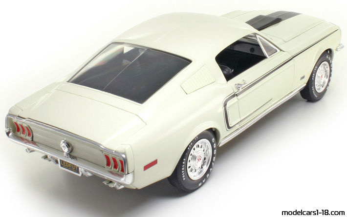 1968 - Ford Mustang GT Cobra Jet ERTL 1/18 (Weiß / Schwarz) Hinten rechte seite