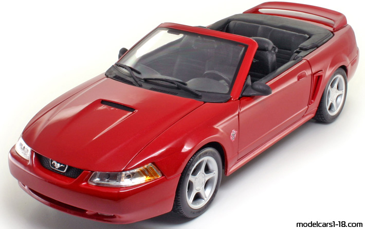 1999 - Ford Mustang GT Maisto 1/18 (Rot) Vorne linke Seite