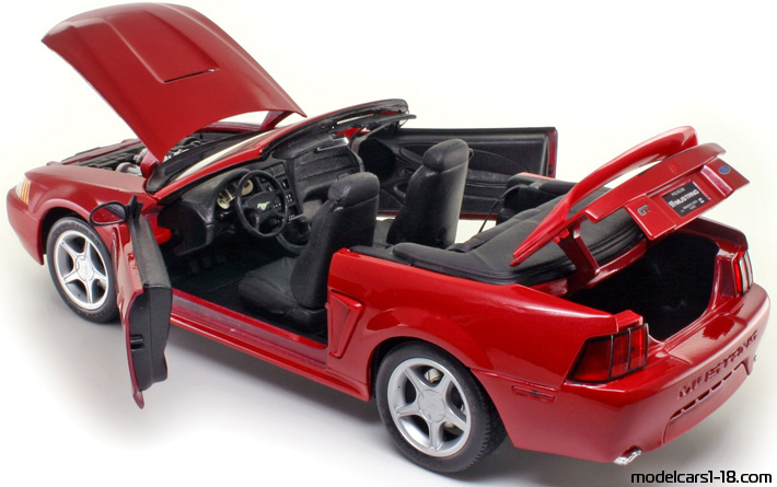 1999 - Ford Mustang GT Maisto 1/18 (Rot) Zu öffnende Teile