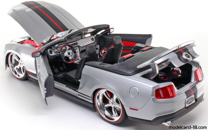 2010 - Ford Mustang GT Maisto 1/18 (Hellsilber / Schwarz) Zu öffnende Teile