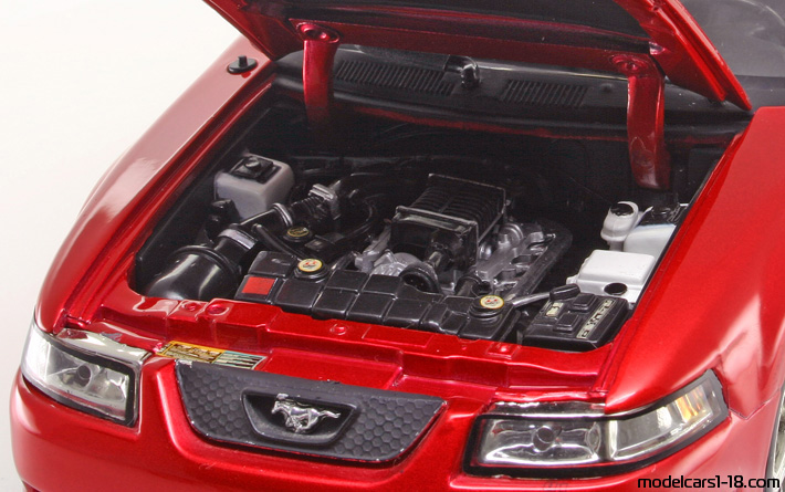 2003 - Ford Mustang Saleen S281 ERTL 1/18 (Rot) Motor